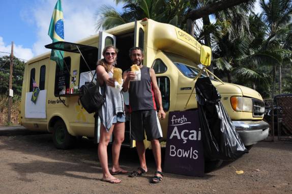 Matando as saudades de um delicioso pastel brasileiro, em Pipeline, na costa norte de Oahu, no Havaí